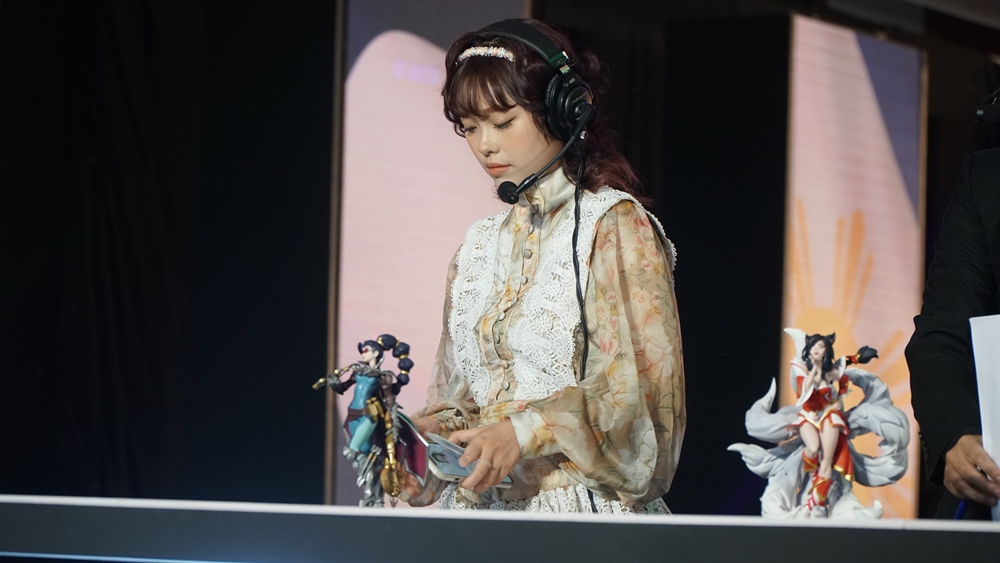 MC Yoonsul: Lovely Loli on the opening stage of the SEA Games Women - Photo 2