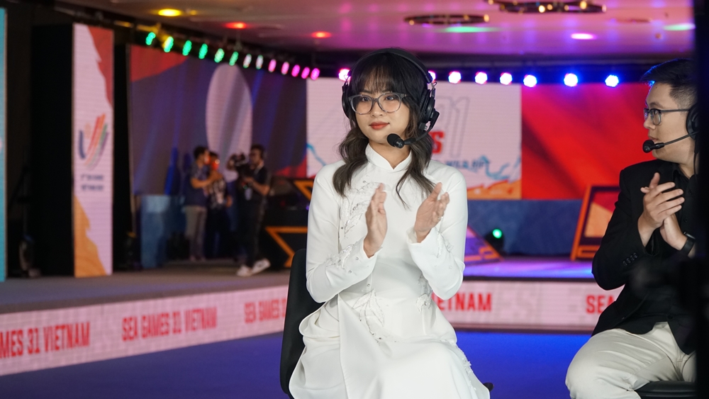 MC Minh Nghi 'incarnated' the first national love in the opening ceremony of the SEA Games 31