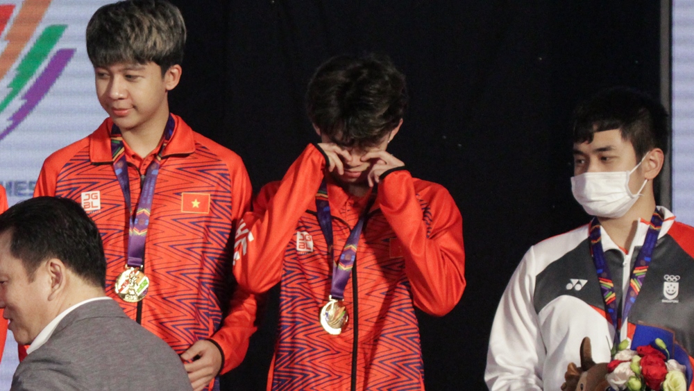 Shy burst into tears when receiving gold medal SEA Games 31 - Photo 2