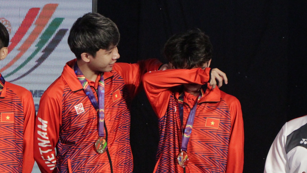 Shy burst into tears when receiving gold medal SEA Games 31 - Photo 4