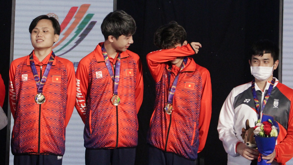 Shy burst into tears when receiving the gold medal SEA Games 31 - Photo 3