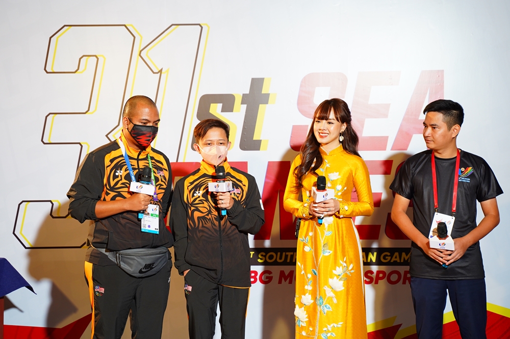 MC Thao Trang shines with a long dress on the opening stage of PUBG Mobile Sea Games - Photo 8