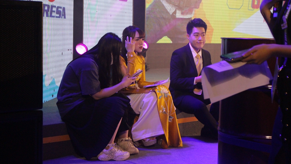 MC Thao Trang shines with the long dress on the opening stage of PUBG Mobile Sea Games - Photo 1