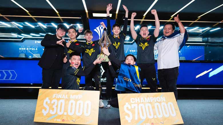 V Gaming appears with an elegant vest after receiving a huge amount of money - Photo 2