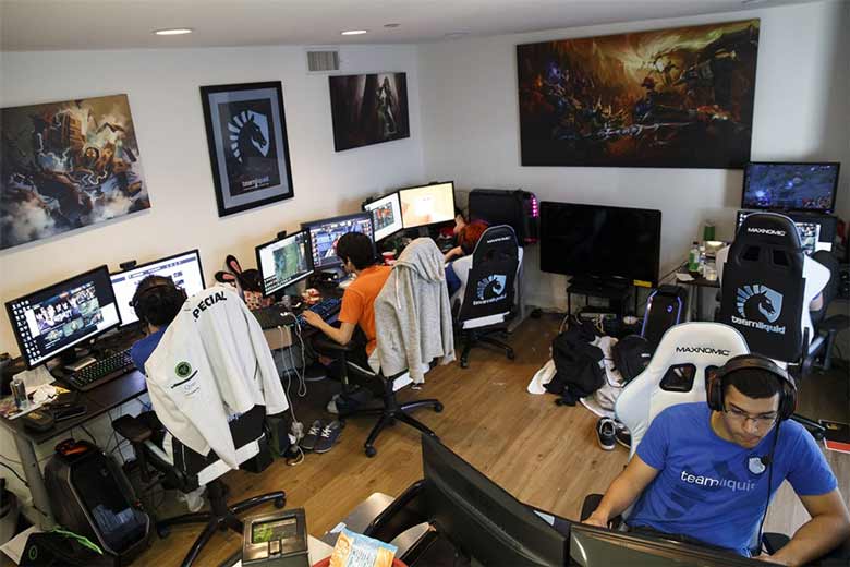 Explain the limited authority of Esports coaches in the match? - Photo 2