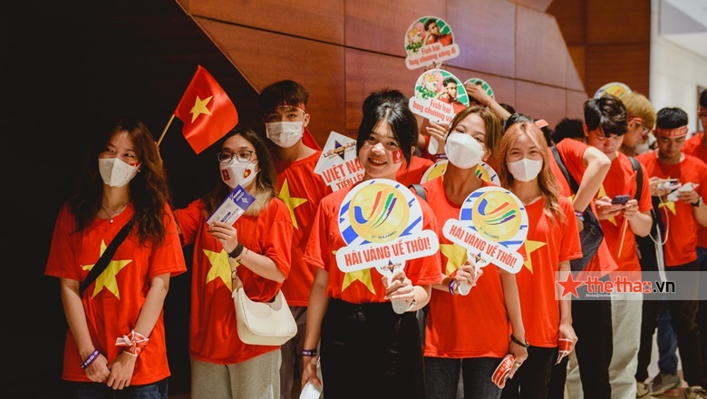 Van Toan came to see live, fans line up to cheer on Lien Lien Mobile Vietnam - Photo 3