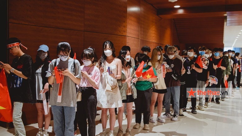 Van Toan came to see live, fans queuated to cheer on the Lien Lien Mobile Vietnam - Photo 4