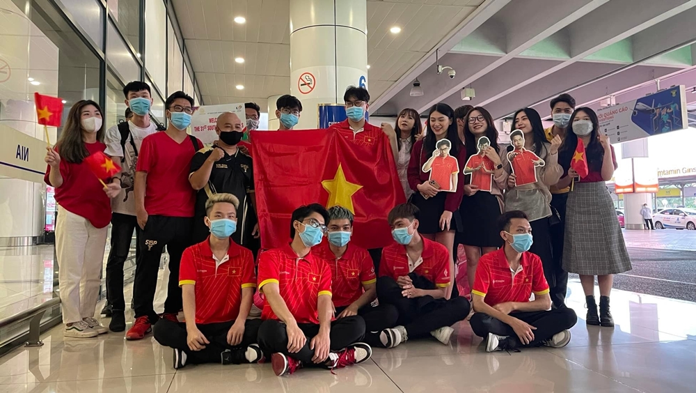 The Vietnam National Union team is welcomed by fans from the airport - Photo 2