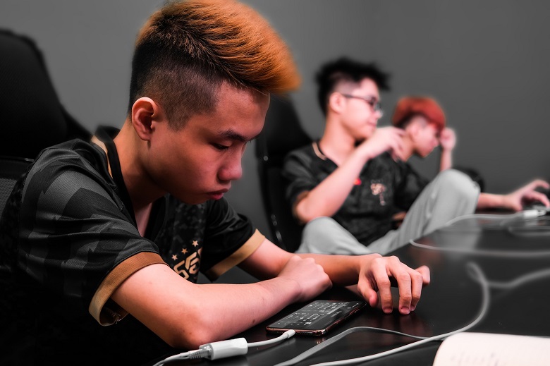 Looking back at 1 year of professional competition of SGP Yiwei: The wobbly prodigy is transformed into superstar - Photo 6
