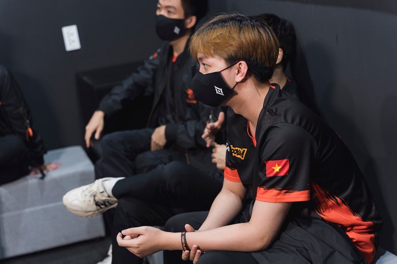 Spring DV 2022 Week 5: Saigon Phantom is too strong, alarm for Team Flash - Photo 1