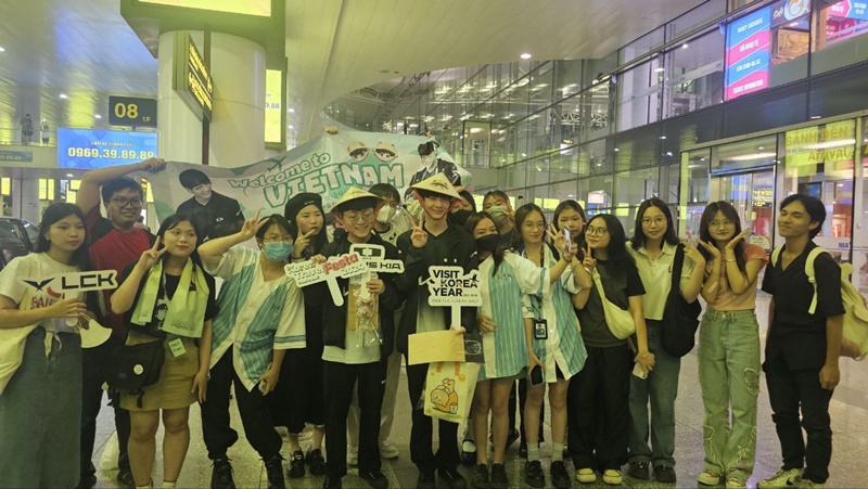 Official LCK stars to Vietnam - Photo 5