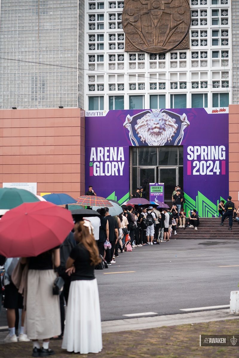 The fans queue to watch the Spring Final Spring Finals 2024 - Photo 1