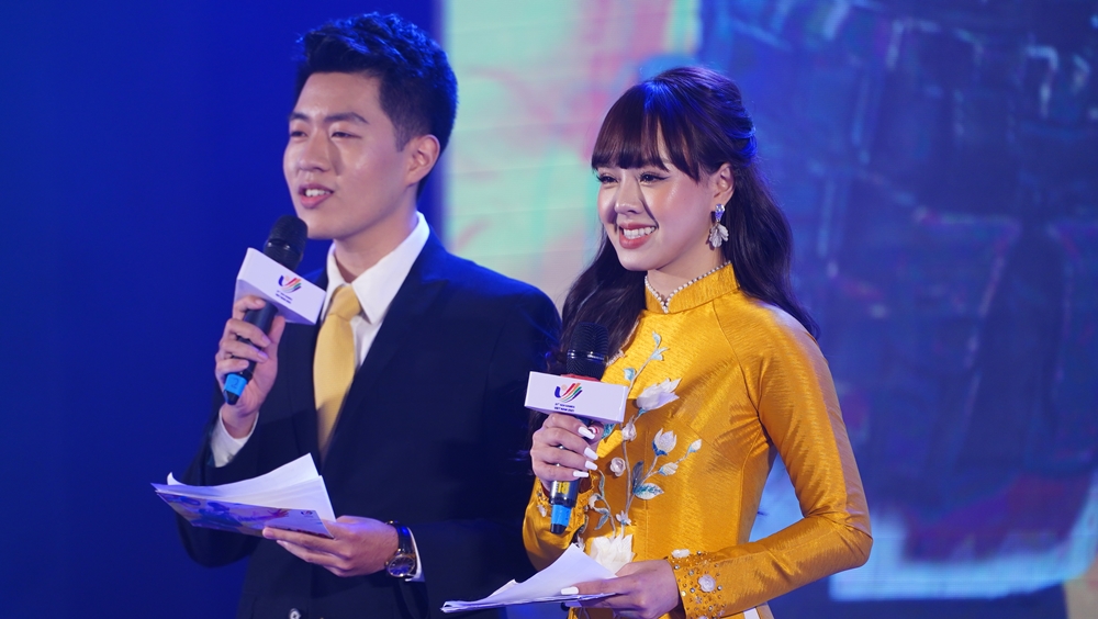 MC Thao Trang shines with a long dress on the opening stage of PUBG Mobile Sea Games - Photo 7