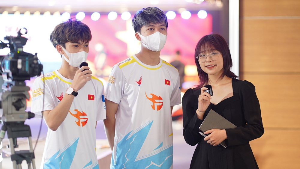 MC speeding Yoonsul 'shoots' English like the wind when interviewing at SEA Games 31 - Photo 5