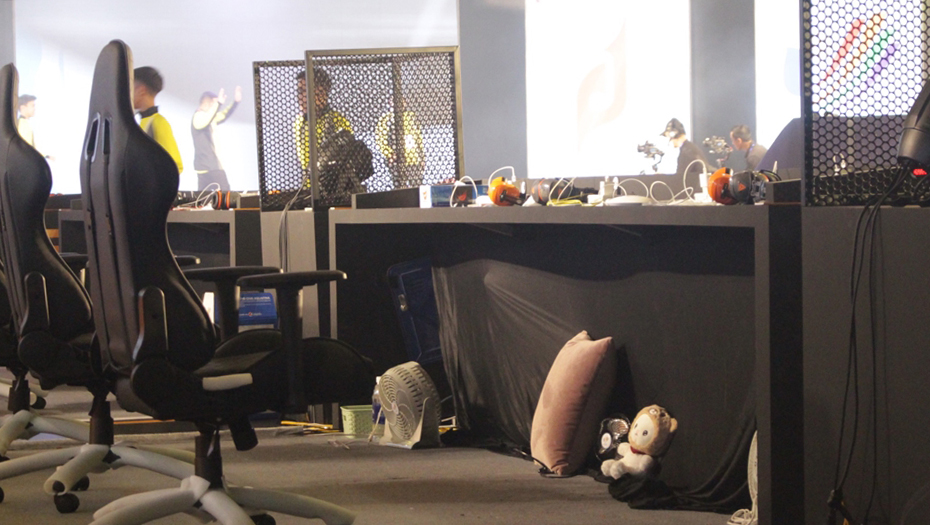 PUBG Mobile player Thailand brought fans, pillows and stuffed animals to the SEA Games 31 - Photo 1