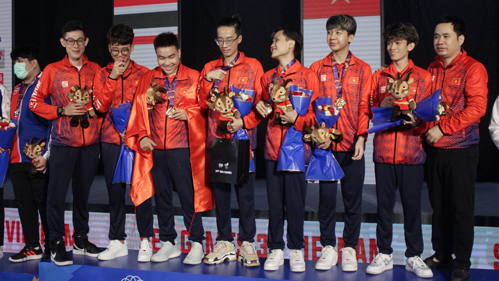 Shy burst into tears when receiving gold medal SEA Games 31 - Photo 1