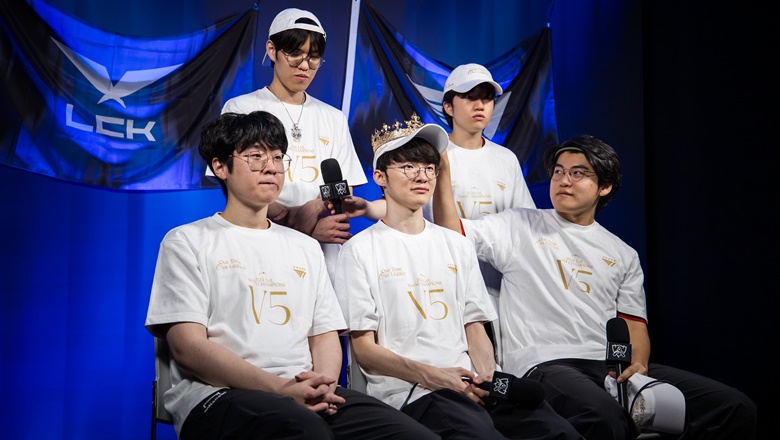 T1 reveals the world championship costumes - Photo 1