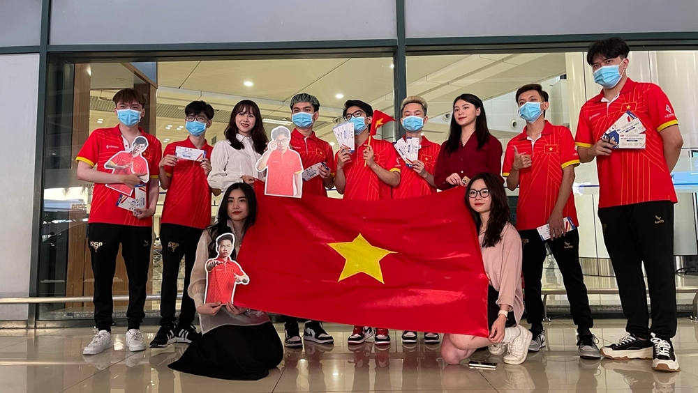 The Vietnam League of League is welcomed by fans from the airport - Photo 5