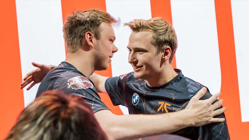 Consider the 2022 group stage of the group stage 5: T1 at the table, Cloud9 spleen through the narrow door slot? - Photo 1
