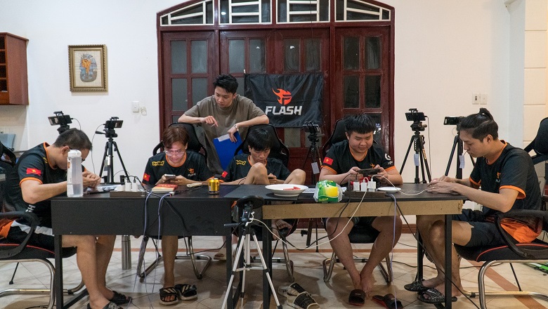 Winter ĐTDV 2021: Team Flash and V Gaming and win, 'closing the book' Top 4 - Photo 2