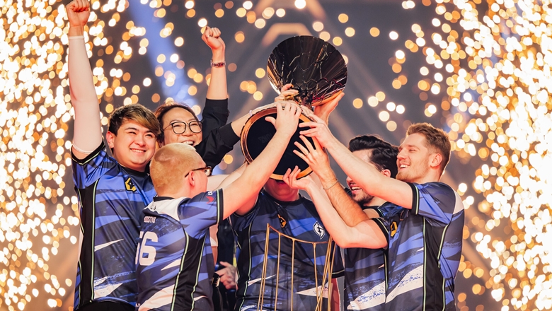 Riot Games banned Flyquest from buying Evil Geniuses - Photo 1