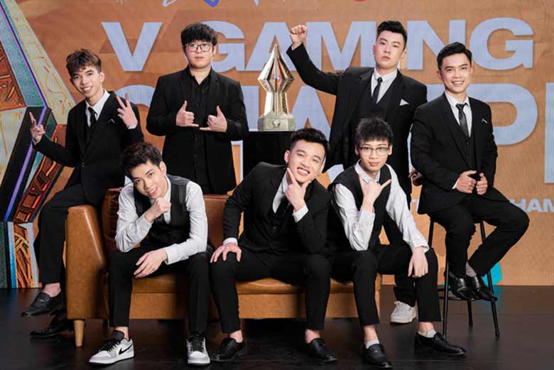 V Gaming appears with elegant vest after receiving huge amounts - Photo 1